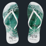 Green Silver Bridesmaid für Monogram Dreh Flop Flip Flops<br><div class="desc">Sie werden diesen smaragdgrünen Aquarell mit grün und silber geometrischen Rahmen mit silbernen Glitzer Texturen Liebe. Ideal für Ihre Hochzeitsfeiern!</div>