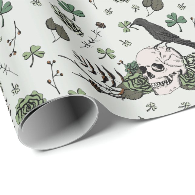 Green Skull und Rose Pattern St Patricks Day Goth Geschenkpapier (Rolleneckpunkt)