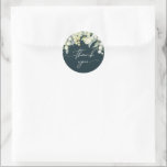 Green Snowberry Eukalyptus Christmas Danke Runder Aufkleber<br><div class="desc">Handgemalte Snowberries und Eukalyptus-Stiele und eine Danksagung in einem eleganten Script-Schriftart vor einem dunkelgrünen Hintergrund. Auch in einer Version mit Platz für Ihren Namen(en) verfügbar. Alternative Botschaften,  Farben,  Designs und Formen,  sowie koordinierende Objekte,  finden Sie in meinem Shop.</div>