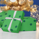 Green St Patrick's Day Polka Dots Custom Color Geschenkpapier<br><div class="desc">Entwickelt mit niedlichen Polka-Punktmustern in grün. Sie können die Hintergrundfarbe beliebig ändern. Ideal für St. Patrck's Day,  Geburtstage,  Feiertage oder andere Feiern oder Veranstaltungen!</div>