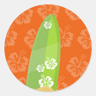 Green Surf Board auf Orange Ibiskus Hintergrund Runder Aufkleber