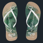 Green Tan und Gold Bridesmaid bevorzugen Monogram Flip Flops<br><div class="desc">Sie werden diese Bräune (auch in Weiß in meiner Sammlung verfügbar) Hintergrund mit grün und goldfarben geometrischen Rahmen mit goldenen Glitzer Texturen Liebe. Ideal für Ihre Hochzeitsfeiern!</div>
