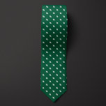 Green Tiny Footballs Krawatte<br><div class="desc">Dieses klassische, tiefe grüne Halsband ist mit einem kleinen Fußball-Diagonalmuster geschmückt, das sich ideal für einen Fußballfan mit konservativem Stil eignet. Stellen Sie sicher, dass Sie unsere passenden Socken mit dem gleichen Fußballmuster Karo bekommen.</div>