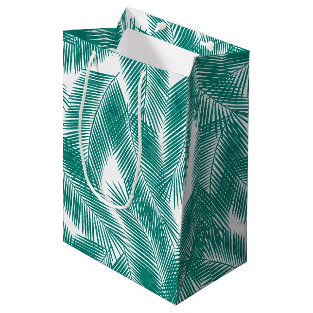 Green Tropical Palm Blätter Muster Mittlere Geschenktüte (Vorderseite Schrägansicht)