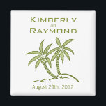 Green Twin Palm Trees Tropical Wedding Magnet<br><div class="desc">Ein schlichter und eleganter Hochzeitsmagnet mit zwei grünen Palmen. Die Namen der Braut & Gräuel liegen über der Baumkunst und das Hochzeitstag liegt unter den Bäumen. Dies könnte als Magnet für eine Save the Date Erinnerung oder für ein Hochzeitstag zu Gunsten nützlich sein. Es passt perfekt in jedes Thema der...</div>