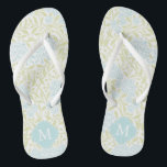 Green und Aqua Floral Damask Mit Monogramm Flip Flops<br><div class="desc">Schönes und elegantes florales Damastmuster und Quarterfolienmonogramm.</div>