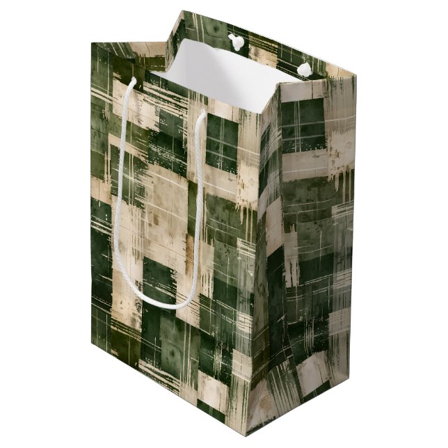 Green und Beige Grunge Kariert Mittlere Geschenktüte (Vorderseite Schrägansicht)