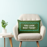 Green und Blue Wavy Frame Zwei Komplimente Lendenkissen<br><div class="desc">Einfach und lustig, dieses zweiseitige, grüne und aqua-blaue Lumbalkissen verfügt über ein gewelltes Rechteck und zwei verschiedene, aber koordinierende Seiten mit freundlichen Erinnerungen von "Sie sehen heute schön aus" und "Sie sind freundlich und klug", um Positivität in Ihrem Leben und Ihrer Zuhause zu verbreiten. Sie können den Text auch für...</div>