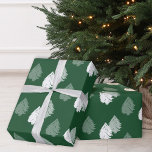 Green White Christmas Tree Muster Geschenkpapier<br><div class="desc">Diese einfache Weihnachtsbaum-Wickelpapierrolle zeichnet sich durch ein modernes Jäger-Grün und Weiß-Design aus. Ein einzigartiger Weg,  um Ihren Urlaub abzuschließen,  präsentiert diese festliche Saison. Sie können die Hintergrundfarbe in eine beliebige Farbe Ihrer Wahl ändern.</div>