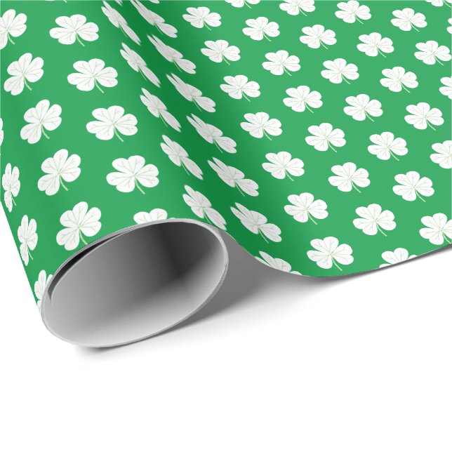 Green White Elegant Irish Kleeblatt Clover Pattern Geschenkpapier (Rolleneckpunkt)