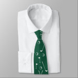 Green White Golf Patterns Ball Flag Club Golfer Krawatte<br><div class="desc">Minimales Golfmuster mit Schlägern,  Bälle und Fahnen für Golfspieler. Geschenk für Golfclub,  Golfer,  Golfspieler,  Team,  Coach. Monochrome moderne trendige Schwarz-Weiß Golf Golfer Golfspieler Muster Geschenk Wohngestaltung,  Handtücher,  ...  Dunkelgrüne und weiße Golftöne</div>