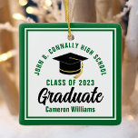 Green White Graduate 2025 Personalisierte Weihnach Keramikornament<br><div class="desc">Dieses moderne,  grüne und weiße Weihnachtsschmuck mit klassischer Typografie Ihrer Universität oder Uni für die Klasse von 2025. Passen Sie mit Ihrem geschlossen Jahr neben dem schicken handgeschriebenen Drehbuch und schwarzen Gradmesser für eine große personalisierte Gratulationen Abschluss Geschenk.</div>