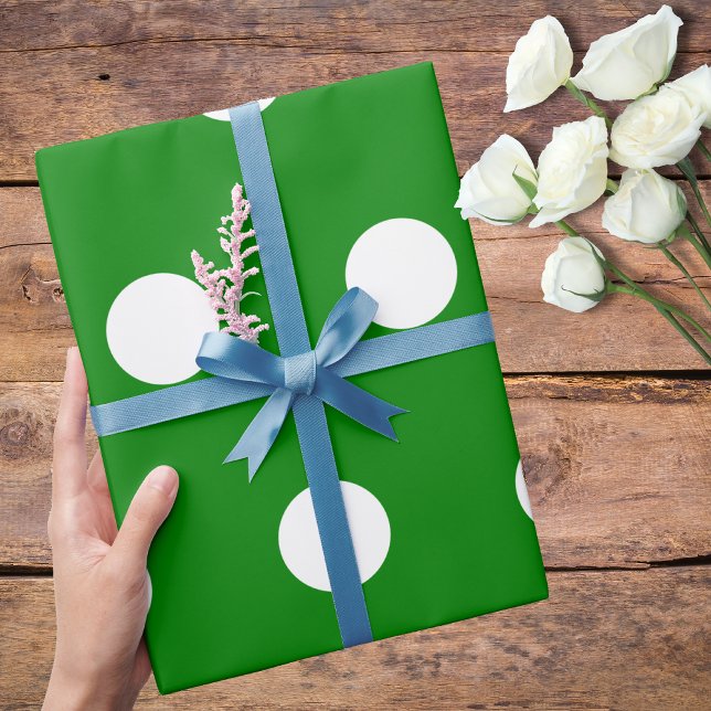 Green White Medium Polka Dots Geschenkpapier (Von Creator hochgeladen)