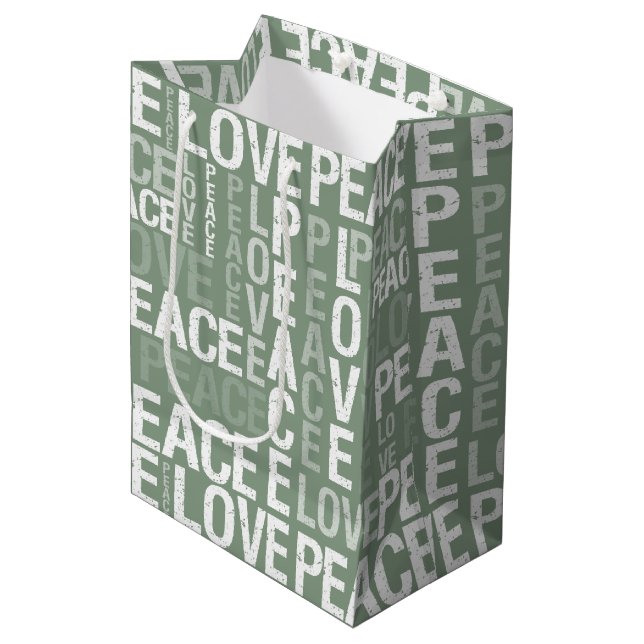 Green White Peace Love Christmas Mittlere Geschenktüte (Vorderseite Schrägansicht)