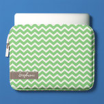 Green Zig Zag Chevrons Pattern Laptopschutzhülle<br><div class="desc">Personalisieren Sie diese stilvolle Laptop-Hülle mit Ihrem Namen,  Initialen,  Monogramm,  einem bestimmten Datum oder einem beliebigen Text Ihrer Wahl. Besuchen Sie unseren Shop für mehr Muster und Farben sowie passende Produkte wie z.B. Pad-Ärmel,  iPhone und Android-Cover und vieles mehr!</div>
