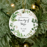 Greenary First Christmas als eine Familie von drei Keramik Ornament<br><div class="desc">Greenary First Christmas als eine Familie von drei Weihnachtsschmuck Personalisiert mit Ihrem eigenen Namen,  Event und Jahr!</div>