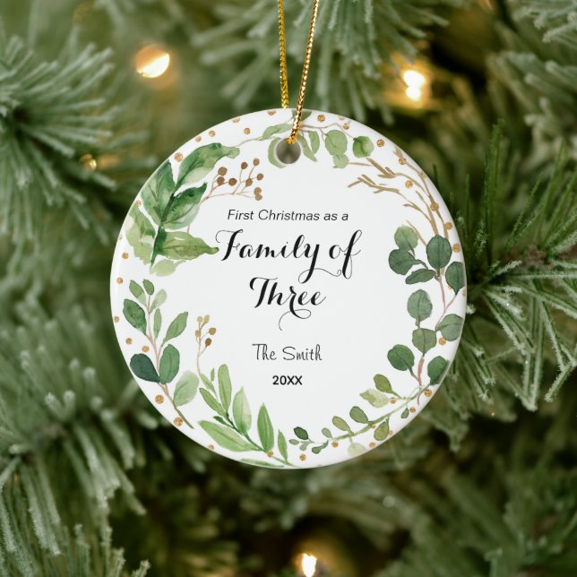 Greenary First Christmas als eine Familie von drei Keramik Ornament (Baum)