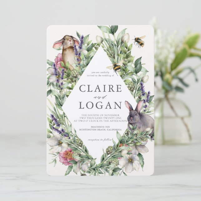 Greenery Bunnies Spring Floral Rhombus Wedding Einladung (Stehend Vorderseite)