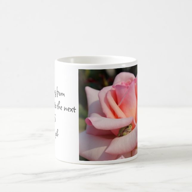 Grenouille verte minuscule dans la tasse 2 de (Centre)