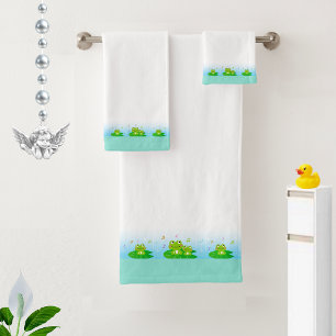 Grenouilles drôles et heureuses sur fond blanc et