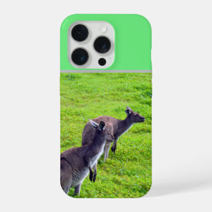 Grenzenlose Horizonte: Graue Kängurus auf grüner E iPhone 15 Pro Hülle
