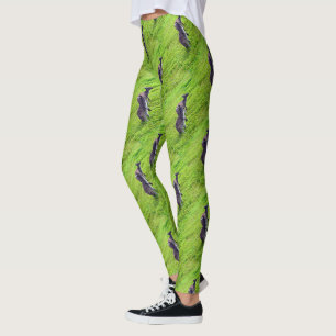 Grenzenlose Horizonte: Graue Kängurus auf grüner E Leggings