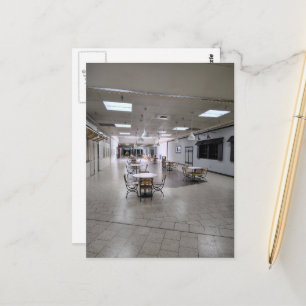 Grenzüberschreitender Raum Fast verlassene Mall Postkarte