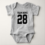 Grey and Black Football Jersey Sports Baby Romper Baby Strampler<br><div class="desc">Niedlicher Bodysuit für Kleinkinder. Mama und Liebe Sport. Es ist nur natürlich, dass das Baby auch sollte. Niedlicher Babybodyanzug in silbergrau und schwarz. Sie können den Namen und die Spielernummer auf der Vorder- und Rückseite des Trikots anpassen. Nicht nur für Fußballfans. Jeder Sportfans wird dieses Design schätzen. Baseball, Basketball, Fußball,...</div>