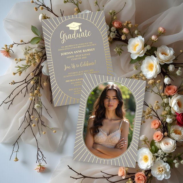 Grey Elegantly Vintage Oval Graduate Cap Photo Folieneinladung (Grey Elegantly Vintage Oval-Shape Graduate Cap Metallic Foil Invitations Cards with Back Photo.)