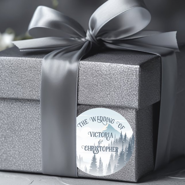 Grey Mountain Fog Forest Wilderness Winter Wedding Runder Aufkleber (Von Creator hochgeladen)