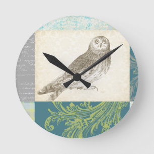 Grey Owl on Pattern Background Runde Wanduhr