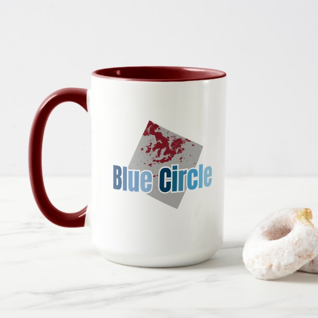 Grey Square with Red Stain and Blue Circle Text Tasse (Mit Donut)