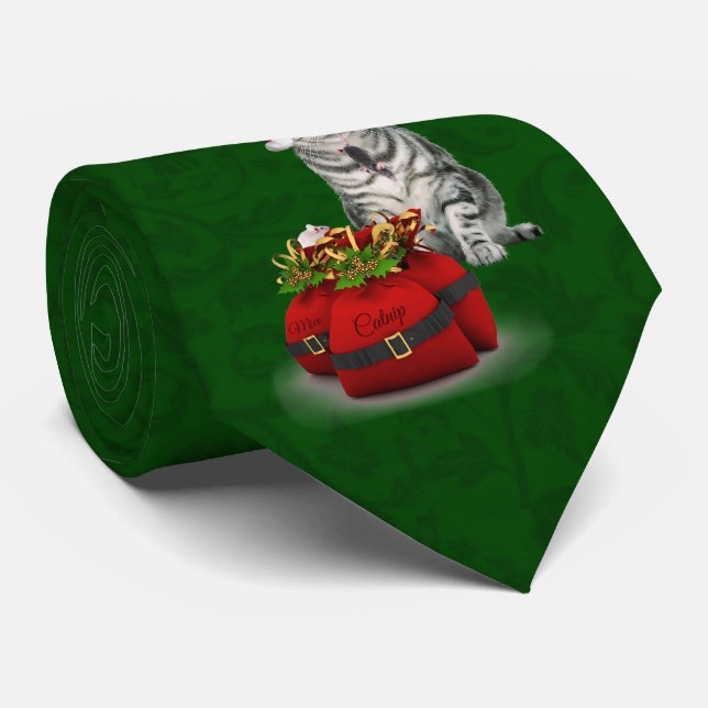 Grey Tabby Cat auf Christmas Green Krawatte (Gerollt)