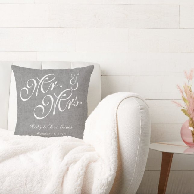 Grey White Linen Mr. and Mrs Wedding Pillow Kissen (Von Creator hochgeladen)