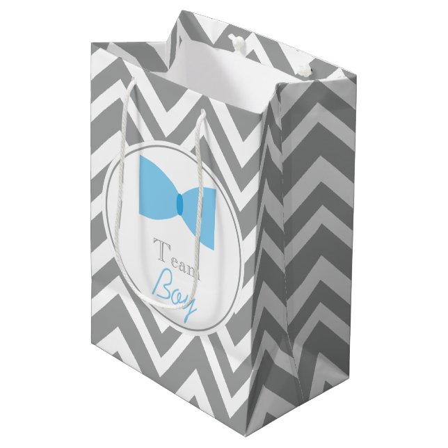 Grey Zickzack Gender Reveal Bow Krawatte Team Boy Mittlere Geschenktüte (Vorderseite Schrägansicht)