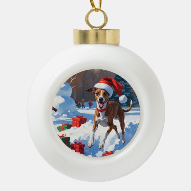 Greyhound läuft im Schnee mit Weihnachtshut Keramik Kugel-Ornament (Vorderseite)