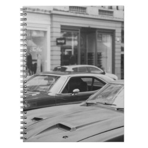 GREYSCALE FOTOGRAFIE VON AUTOS AUF DER STRASSE NEB NOTIZBLOCK