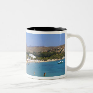 Griechenland, Insel Paros, Krios Beach aus der Höh Zweifarbige Tasse