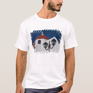 Griechenland, Mykonos, Kapelle mit roter Kuppel un T-Shirt
