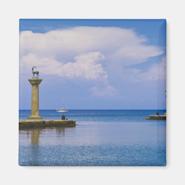 Griechenland, Rhodes, Hirschstatue im Hafen von Ma Magnet (Vorne)