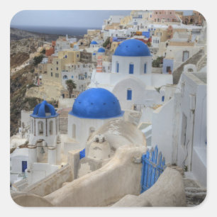 Griechenland, Santorin. Glockenturm und blaue Kupp Quadratischer Aufkleber