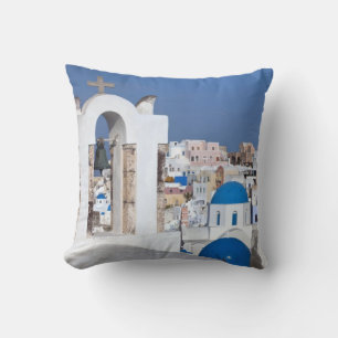 Griechenland, Santorini. Glockenturm und blaue Kup Kissen