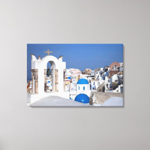 Griechenland, Santorini. Glockenturm und blaue Kup Leinwanddruck
