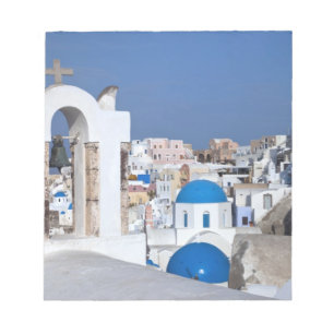 Griechenland, Santorini. Glockenturm und blaue Kup Notizblock