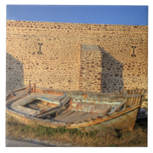 Griechenland, Santorini, Oia. Altes Fischerboot au Fliese