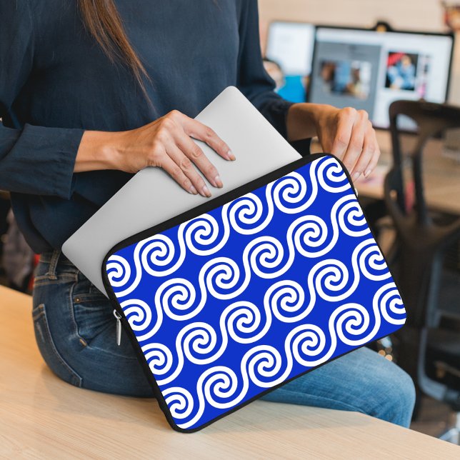 Griechisch Meander Key Waves Muster blau Laptopschutzhülle (Von Creator hochgeladen)