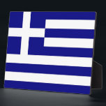 Griechische Flaggenebene Fotoplatte<br><div class="desc">Fügen Sie eine Touch griechischen Erbes in Ihren Raum mit unserer eleganten Plakette mit der griechischen Fahne hinzu! Diese mit viel Liebe zum Detail gestaltete Tafel zeigt stolz die ikonische Flagge Griechenlands. Die Fahne weist neun horizontale Streifen in Blau und Weiß auf, wobei ein blauer Kanton in der oberen links...</div>