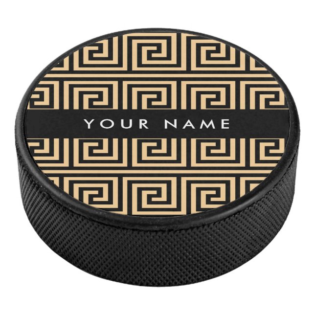 Griechischer Meander Key Brown, Ihr Name, personal Eishockey Puck (3/4)