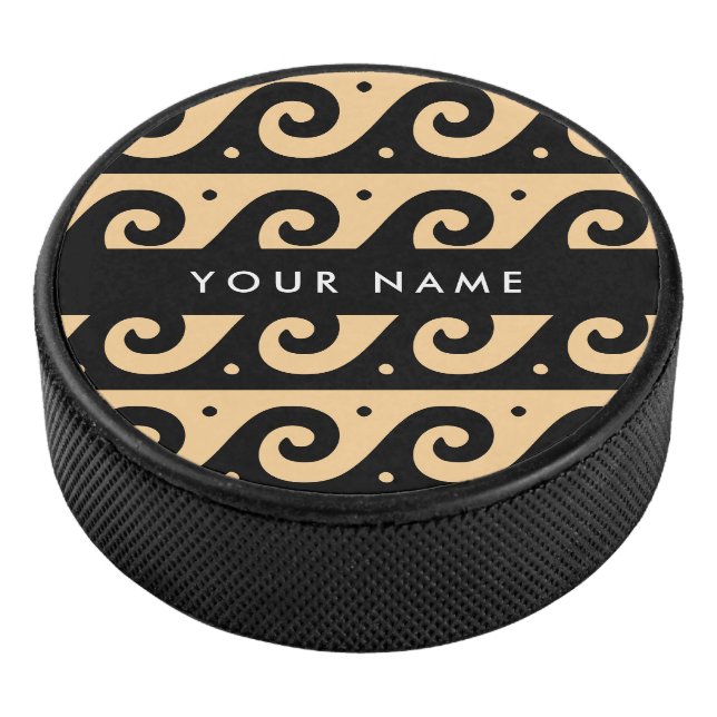 Griechischer Zeigerschlüssel, Wave Key, Braun, Ihr Eishockey Puck (3/4)