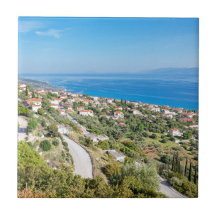 Griechisches Dorf nahe Meer in Kefalonia Fliese